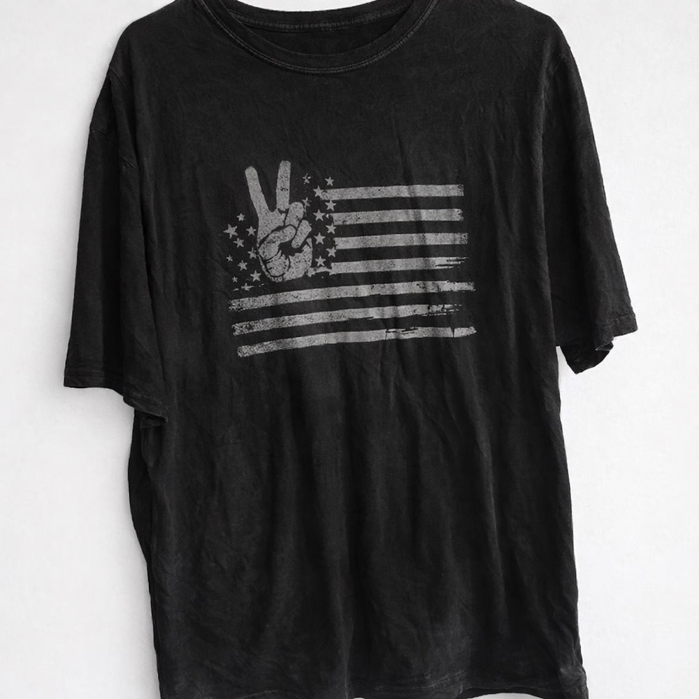 American Rag Black Tee with Grey Peace Flag Graphic xL